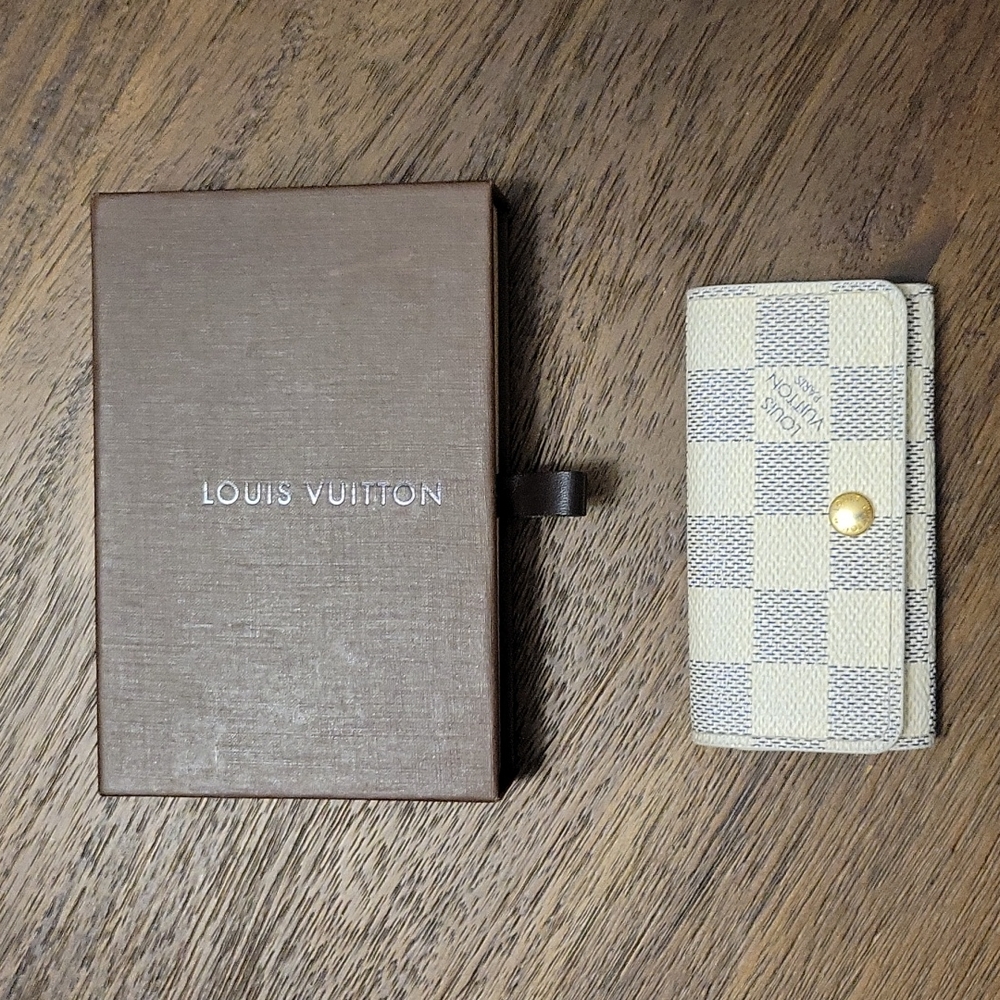 Rare Authentic Louise Vuitton 4 key holder damier azur EUC